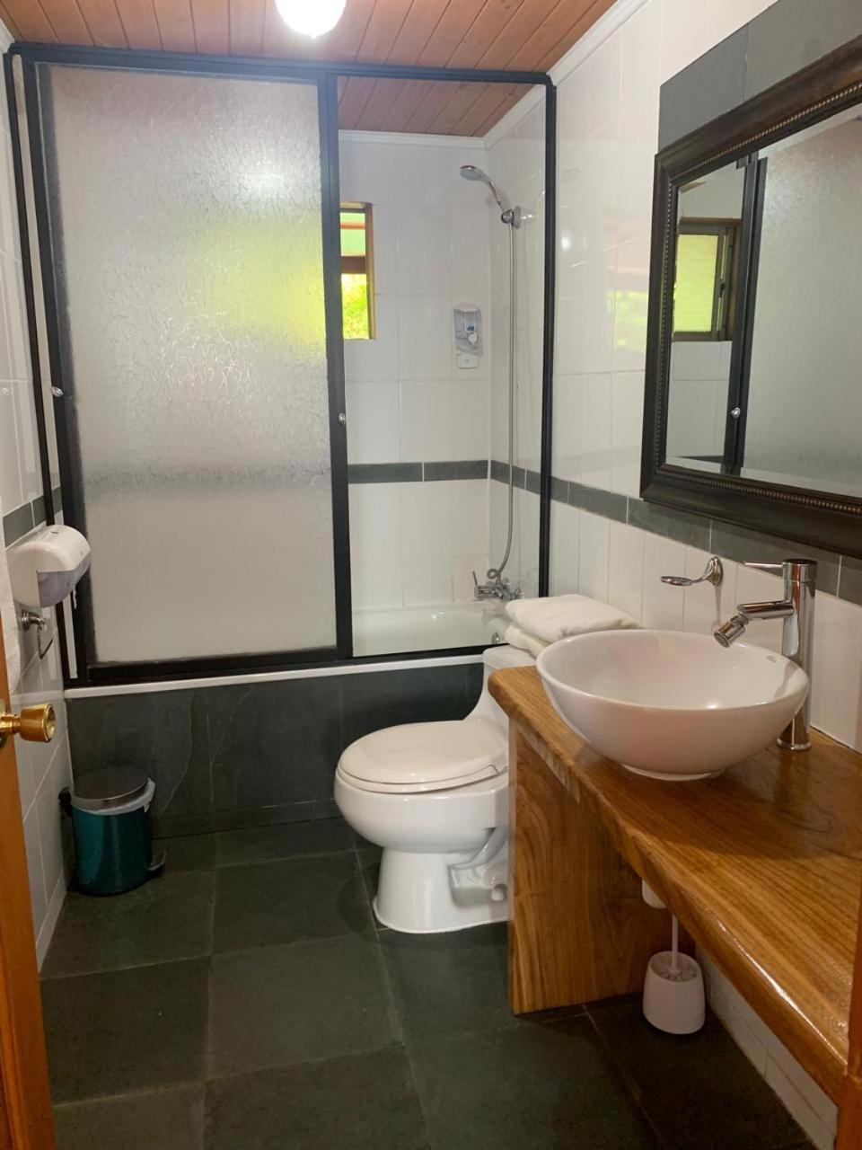 Hostal Tour Пукон Екстер'єр фото